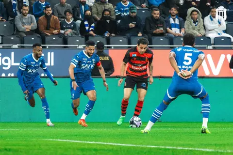  الزعيم يتعثر مجددًا.. الهلال يسقط في فخ الرياض ويقدم هدية جديدة للاتحاد (فيديو)